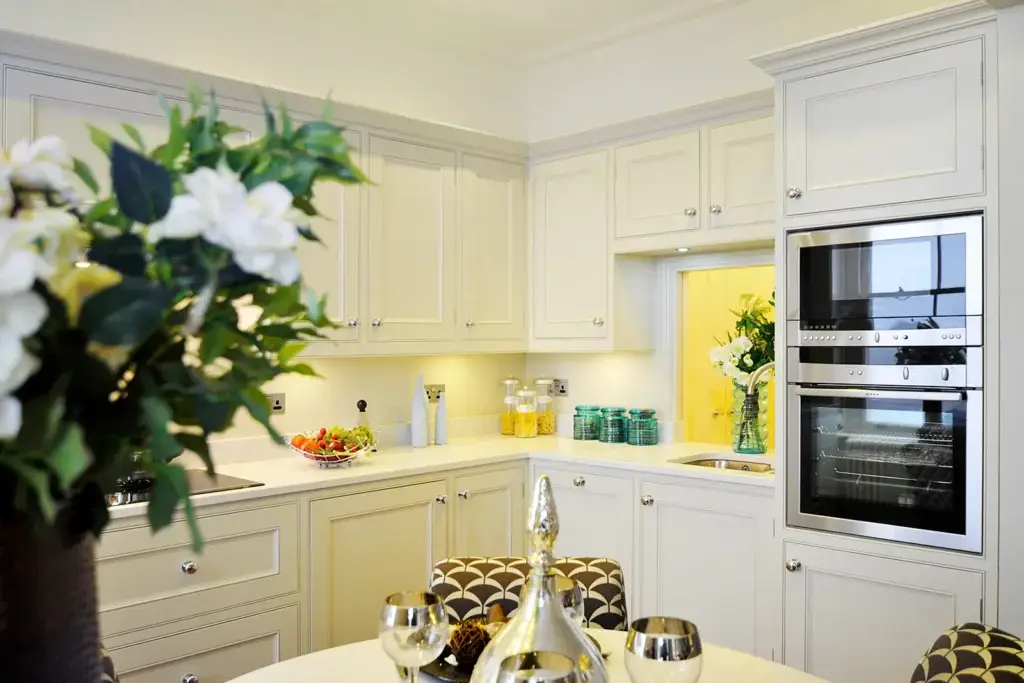 Handmade shaker kitchen in Worthing with soft-close cabinetry, integrated ovens, and traditional detailing by Downland & Scullery